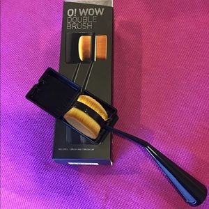 Cailyn Double sided make-up brush.